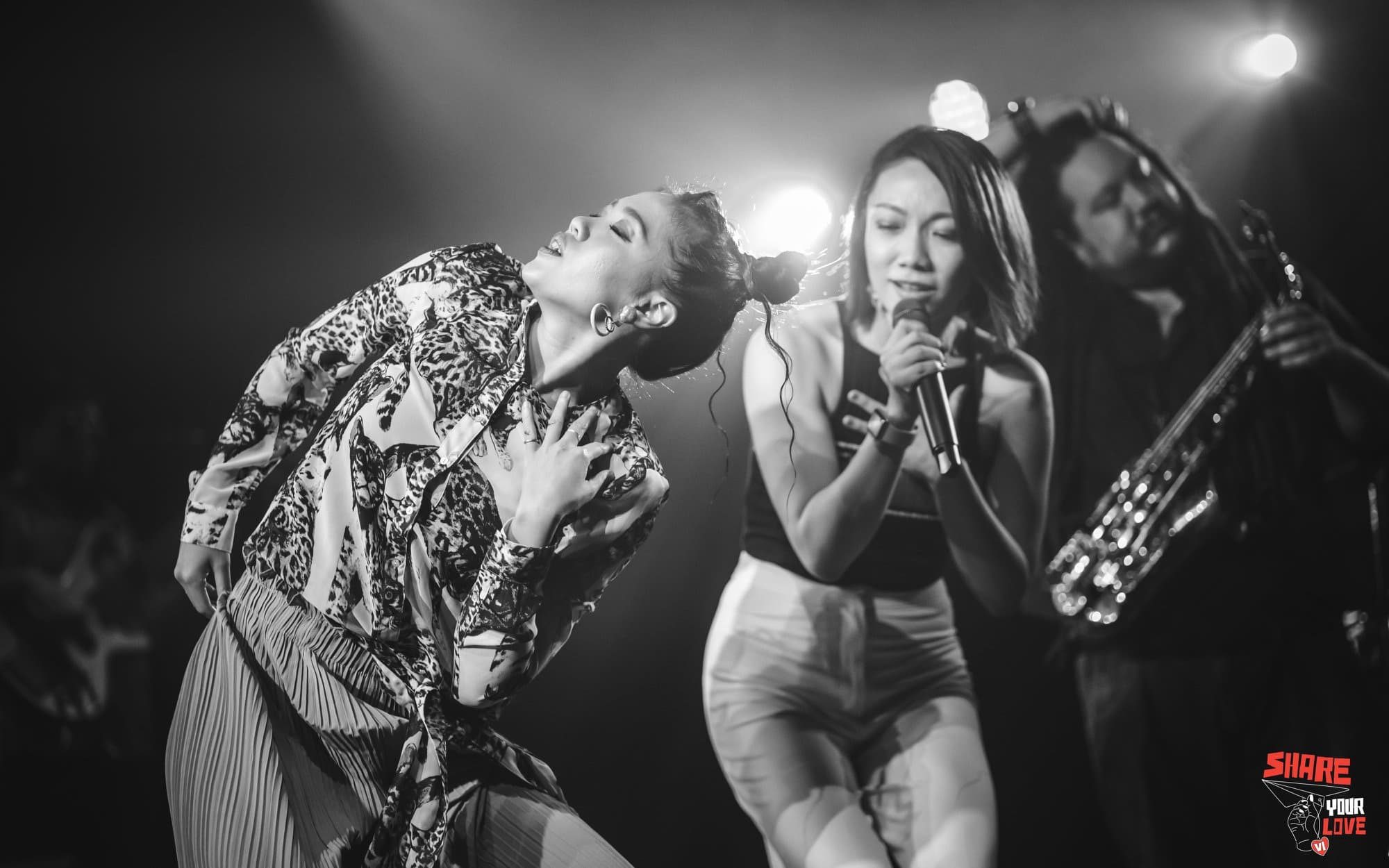 Duo singing moment